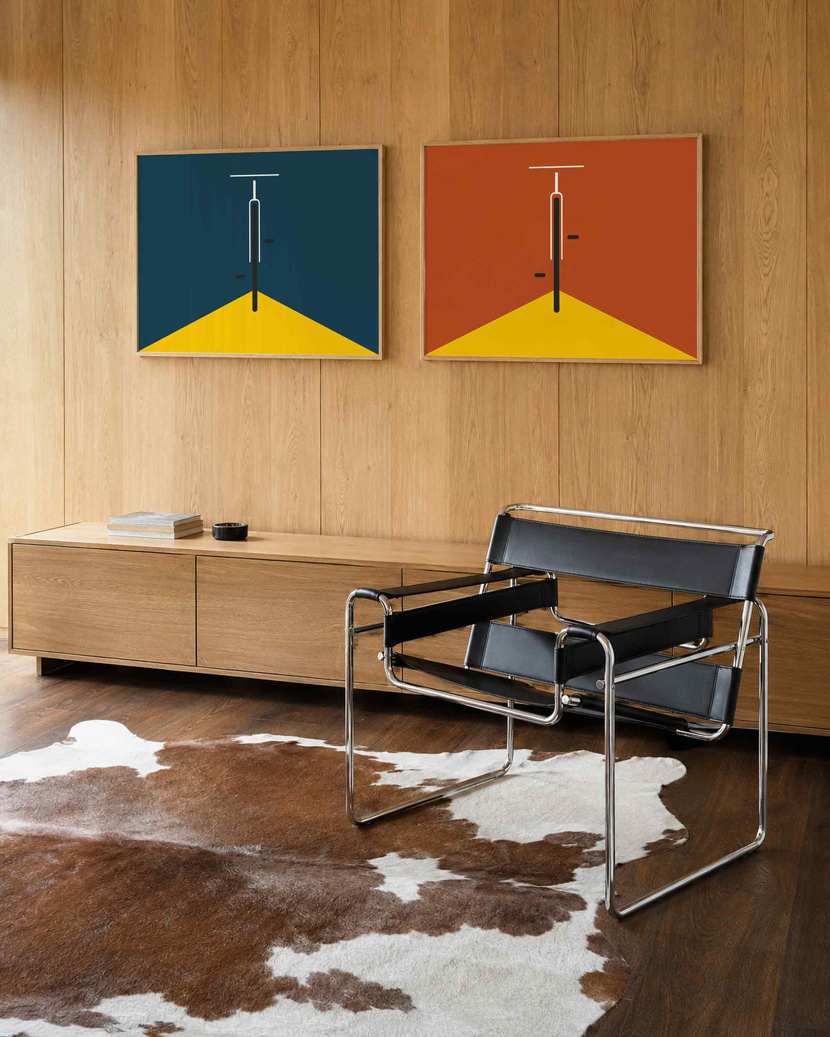 Interieurmockup van tweedelige landscape-posterset met grafische deur in twee kleuren