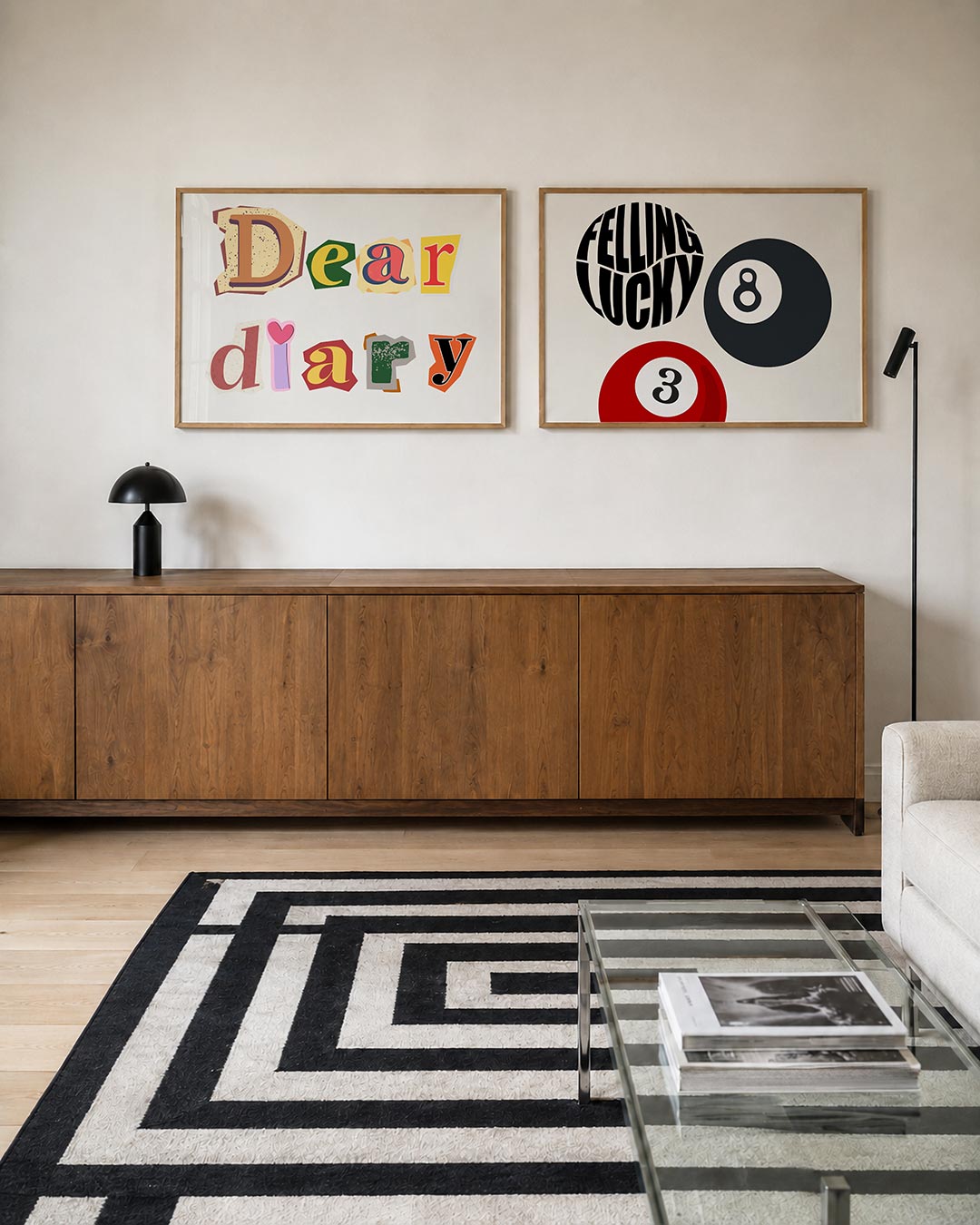 Twee liggende posters met een vrolijke mix van letters in diverse kleuren en vormen, aan de muur in een interieur