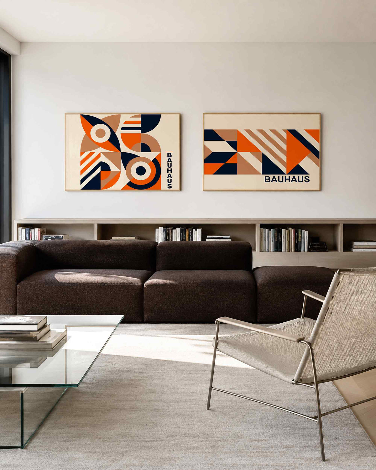Interieurmockup van tweedelige landscape-posterset met terracotta cirkels en diagonalen