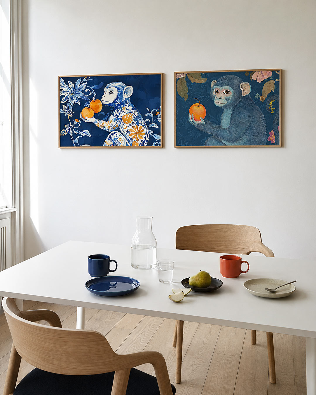 Tweedelige posterset met een speelse aap met blauwe en oranje bloemenpatronen, getoond in een interieur