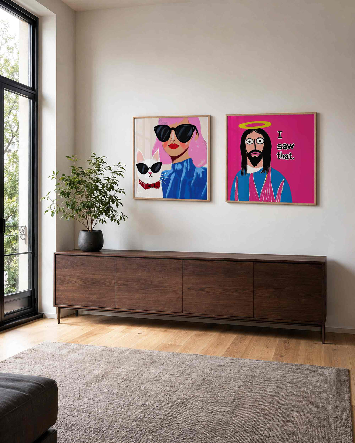 Interieurpresentatie van een tweedelige vierkante posterset met portretten met zonnebril