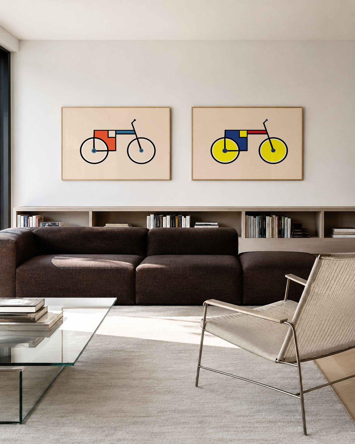 Interieurmockup van tweedelige landscape-posterset met grafische fietsen in kleur