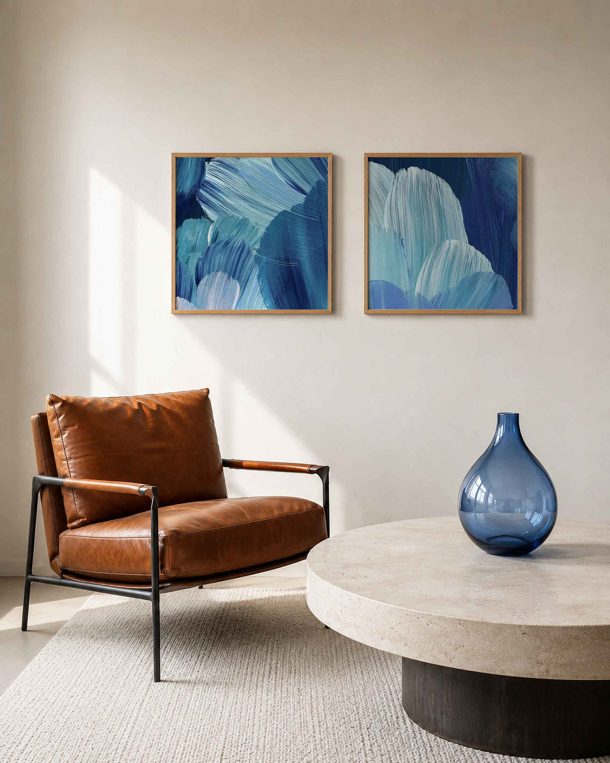 Interieurpresentatie van een tweedelige vierkante posterset met blauwe penseelstreken