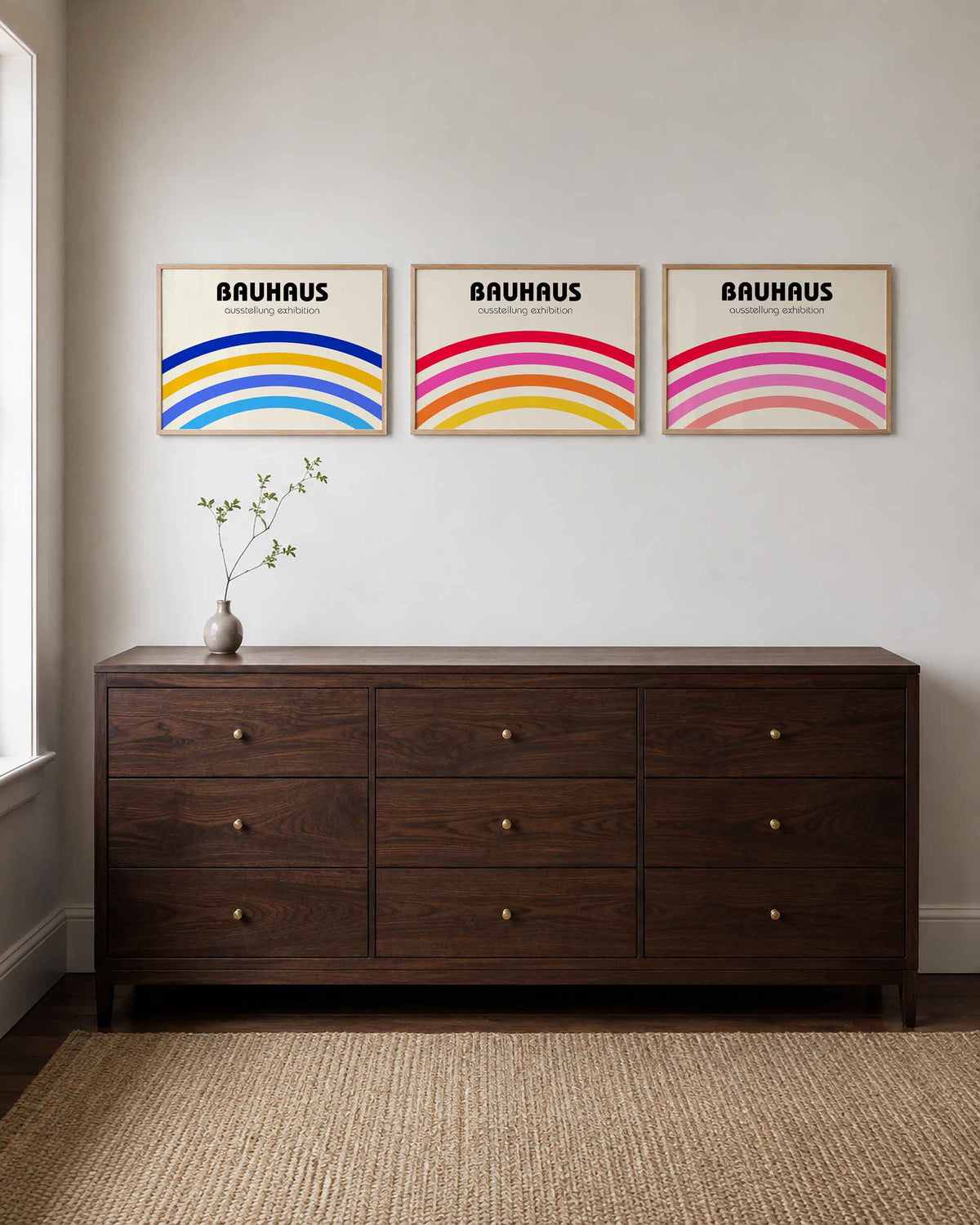Interieurmockup van drieluik landscape-posterset met kleurrijke regenbogen