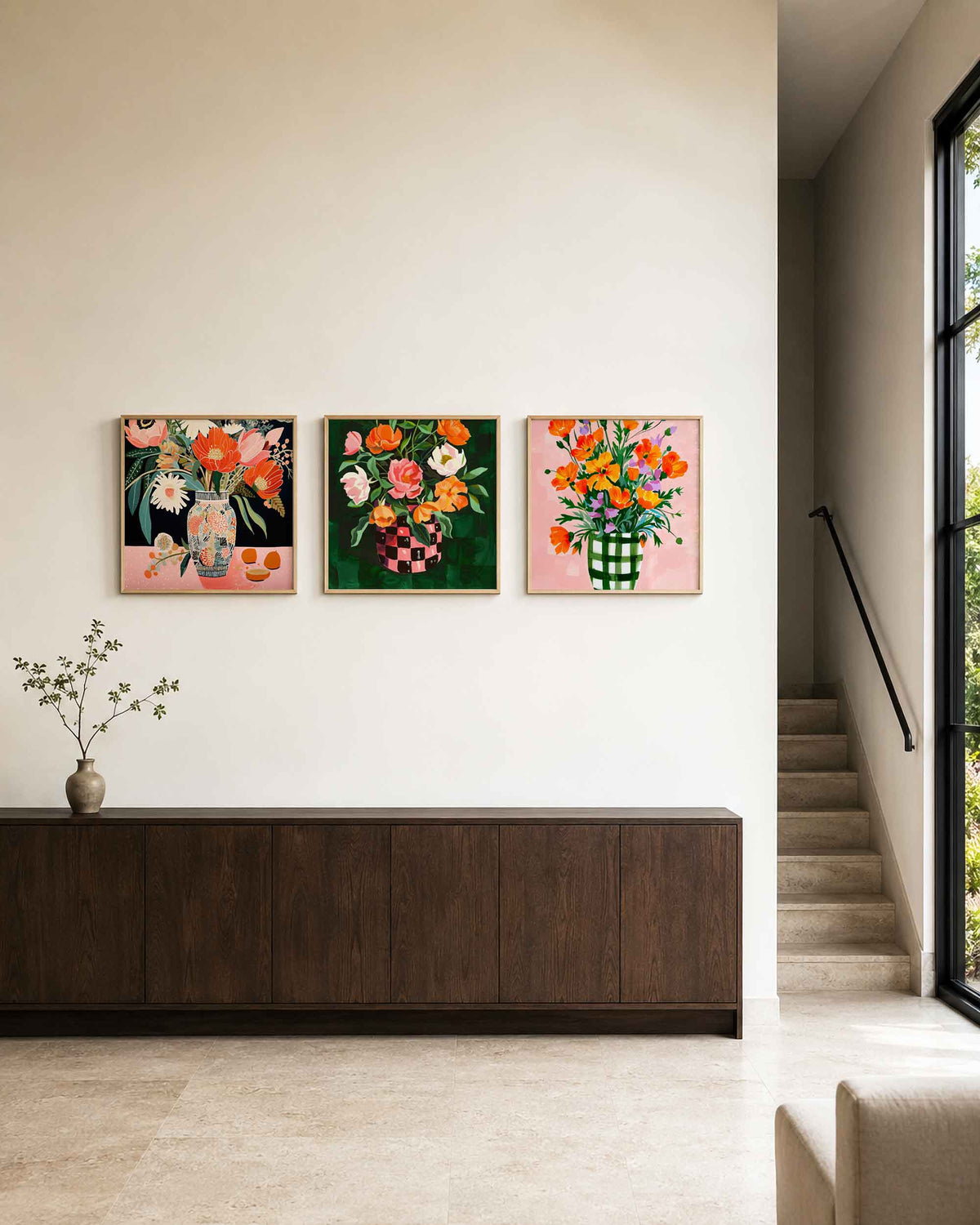 Interieurpresentatie van een driedelige vierkante posterset met bloemen in vazen