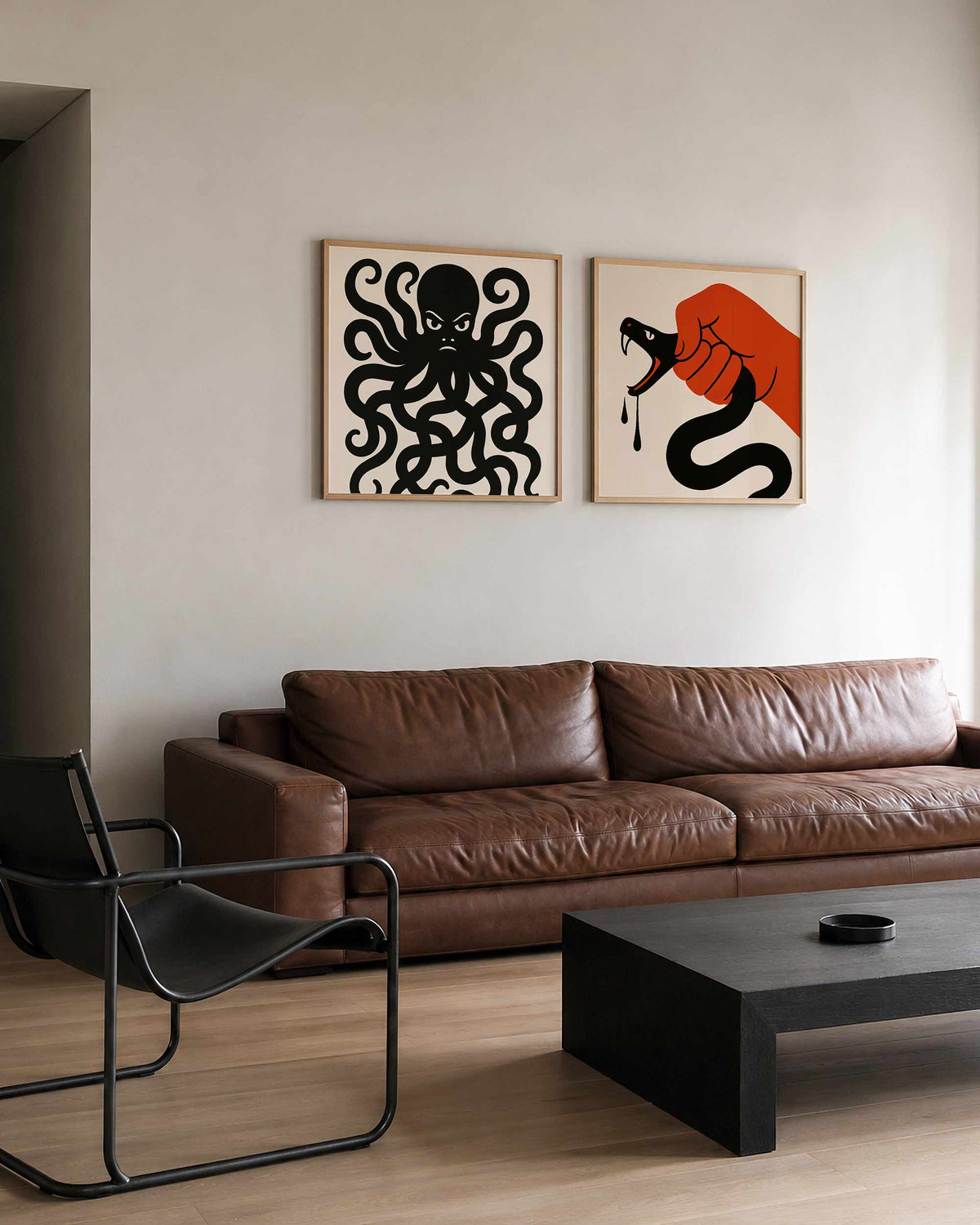 Interieurpresentatie van een tweedelige vierkante posterset met octopus en slang