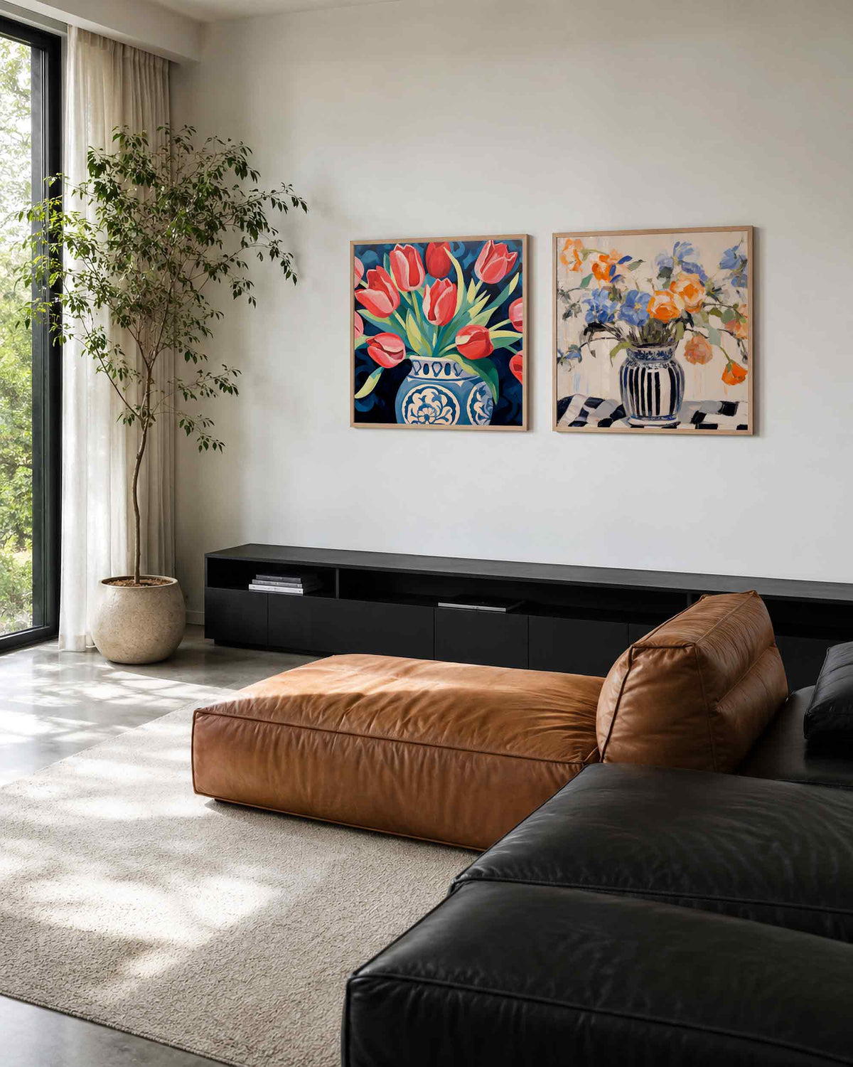 Interieurpresentatie van een tweedelige vierkante posterset met tulpen en bloemen