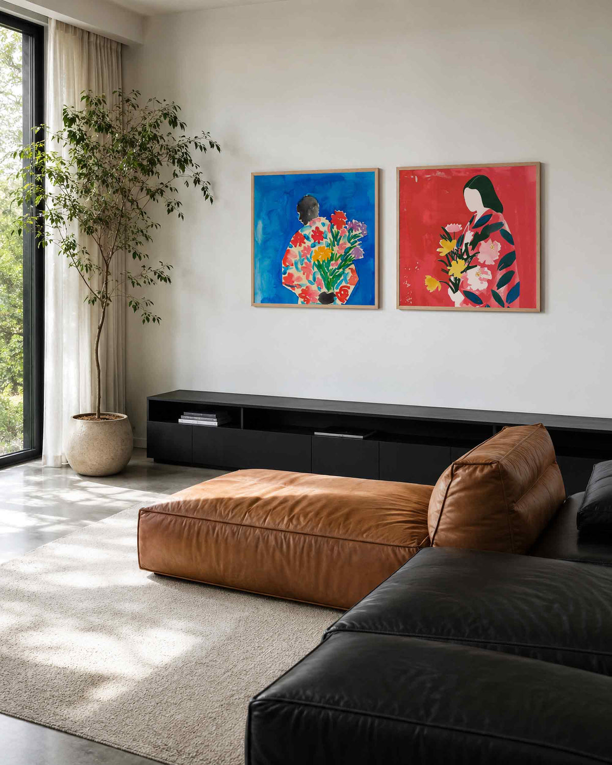 Interieurpresentatie van een tweedelige vierkante posterset met bloemenfiguren