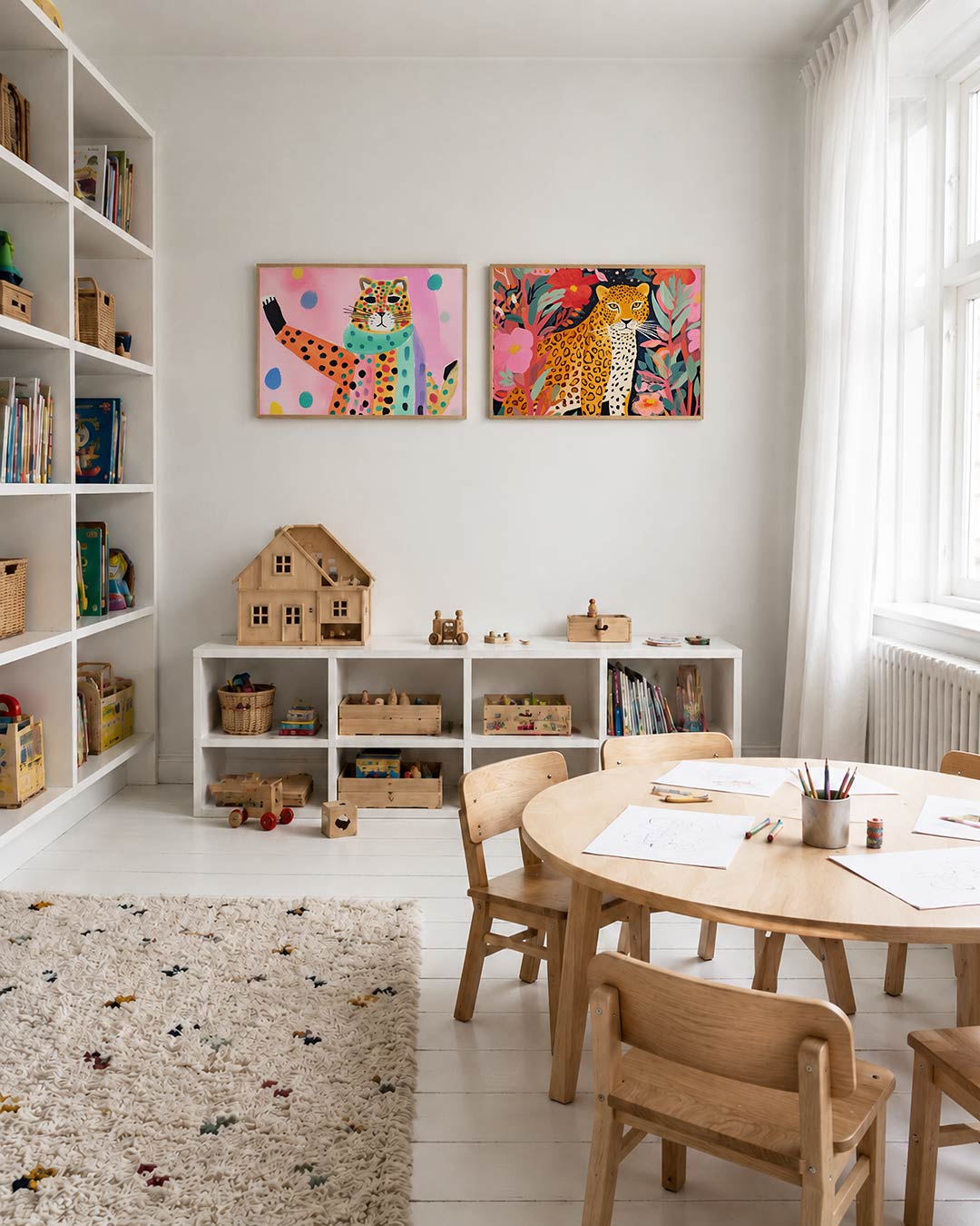 Tweedelige posterset met een kleurrijke kat met stippen en strepen op een roze achtergrond, getoond in een interieur