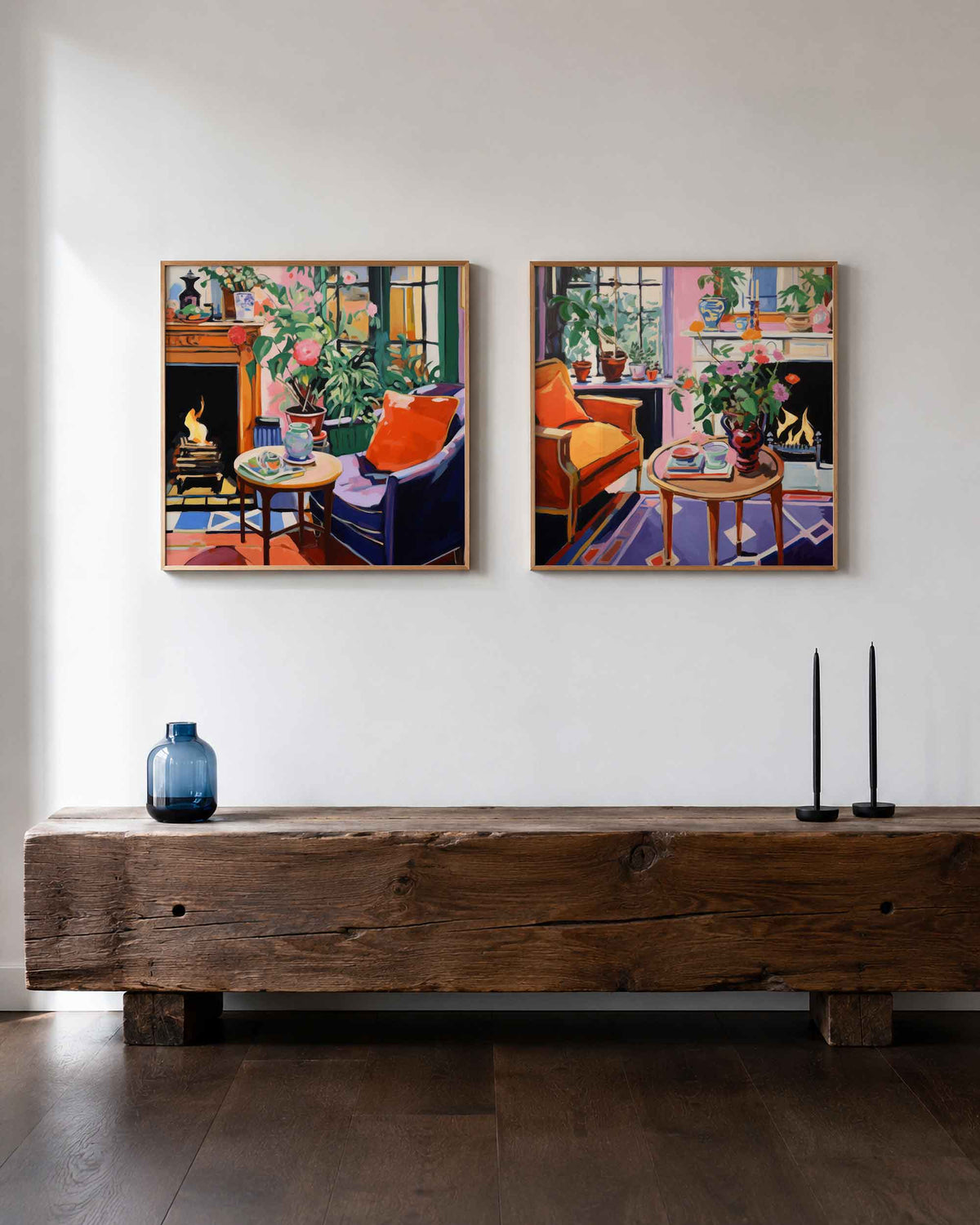 Interieurpresentatie van een tweedelige vierkante posterset met bloemen en haard