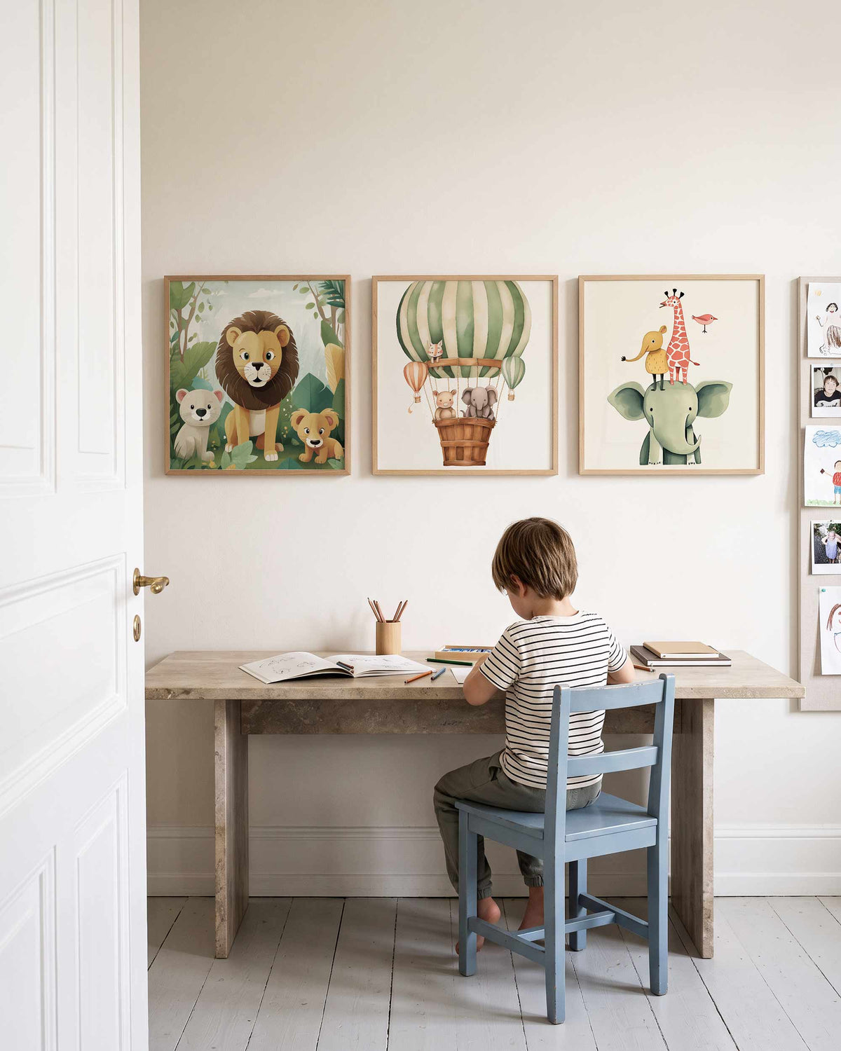 Interieurpresentatie van een driedelige vierkante posterset met jungle dieren