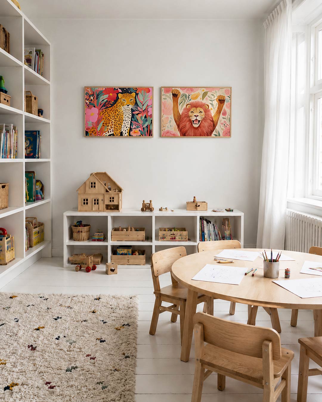 Tweedelige posterset met een luipaard omringd door grote bloemen en bladeren, getoond in een interieur