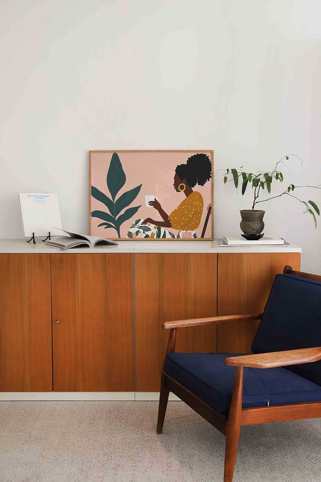 Vrouw met kopje en plant Poster