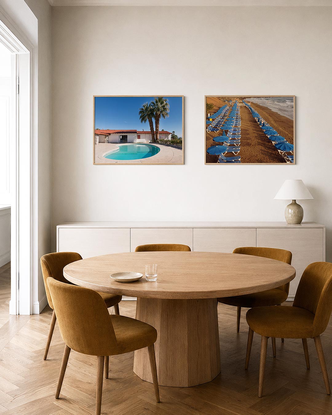 Twee liggende posters met donkere tinten en een rustige visuele opbouw, aan de muur in een interieur