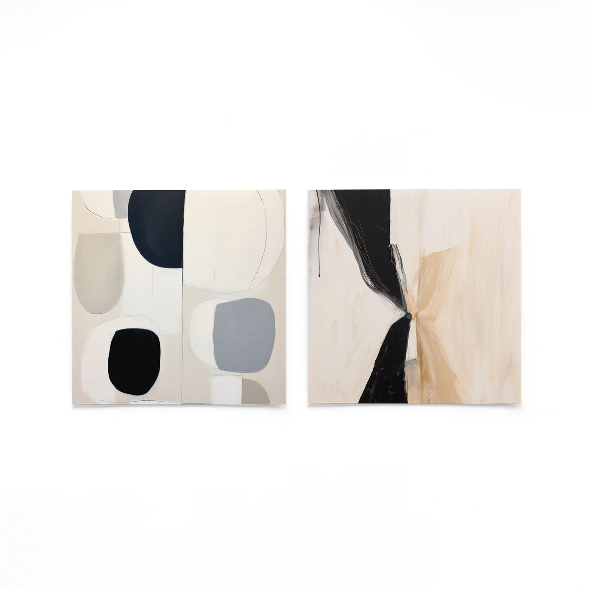 Twee vierkante posters met zwart beige vormen op een gebroken witte achtergrond