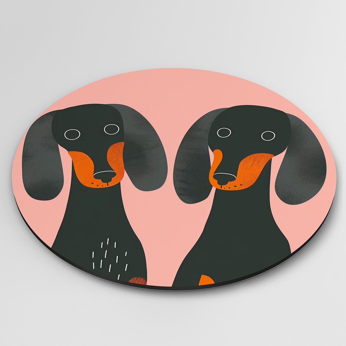 Twee teckels Muurcirkel – detailweergave – Twee zwarte teckels met oranje accenten op een roze achtergrond.