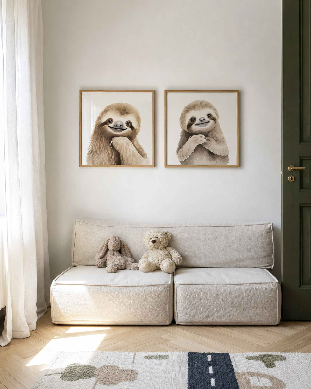 Interieurpresentatie van een tweedelige vierkante posterset met luiaardportretten