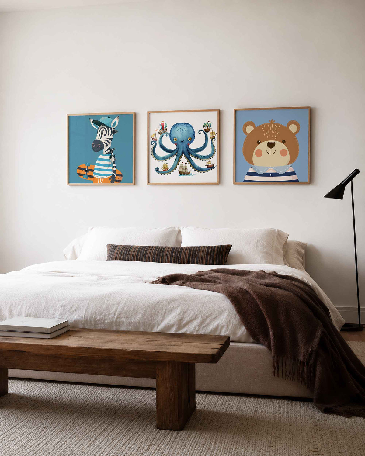 Interieurpresentatie van een driedelige vierkante posterset met dieren in avontuur