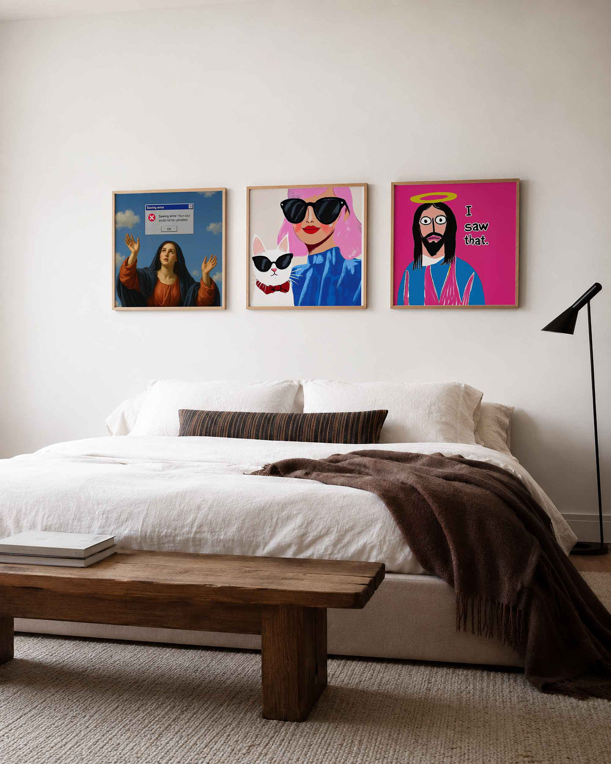 Interieurpresentatie van een driedelige vierkante posterset met humoristische figuren