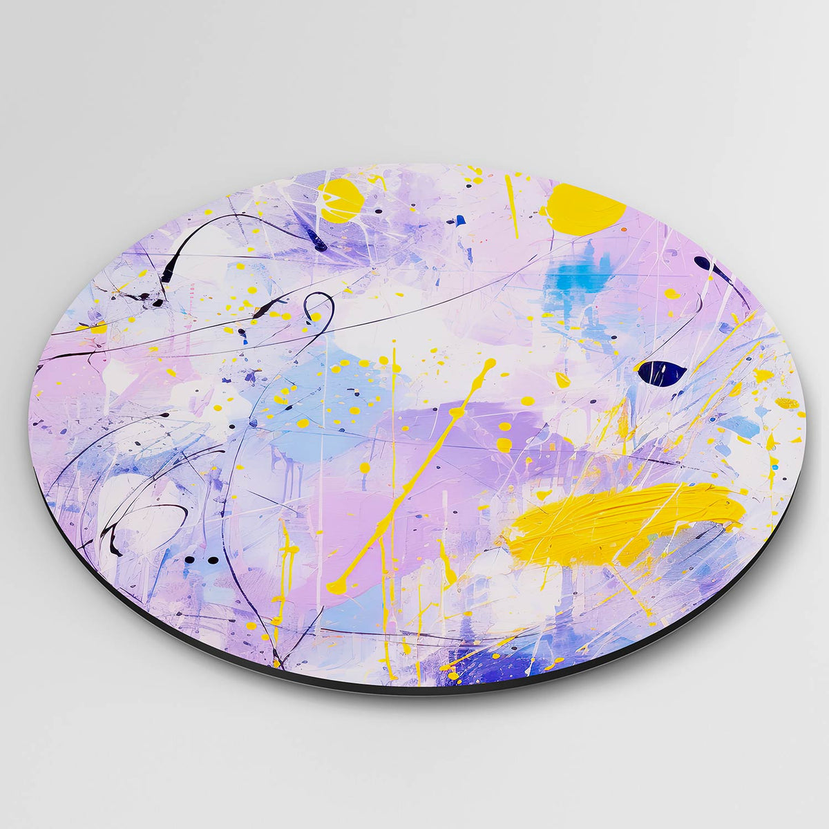 Abstracte paarse en gele Muurcirkel – detailweergave – De muurcirkel toont een abstract patroon met paarse en gele tinten.