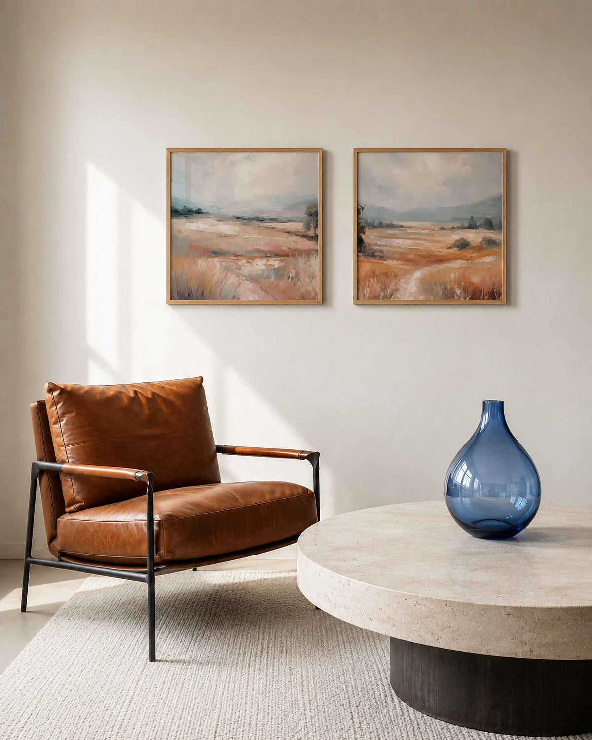 Interieurpresentatie van een tweedelige vierkante posterset met abstracte landschappen