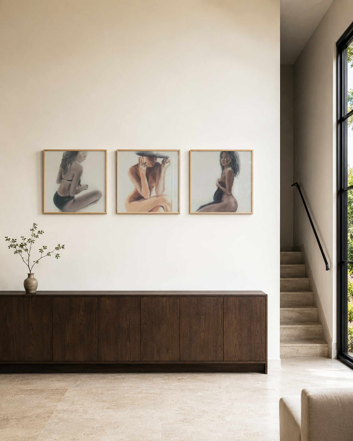Interieurpresentatie van een driedelige vierkante posterset met vrouwelijke portretten