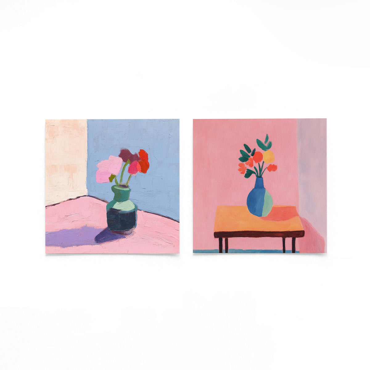 Twee vierkante posters met bloemen in vazen op een gebroken witte achtergrond
