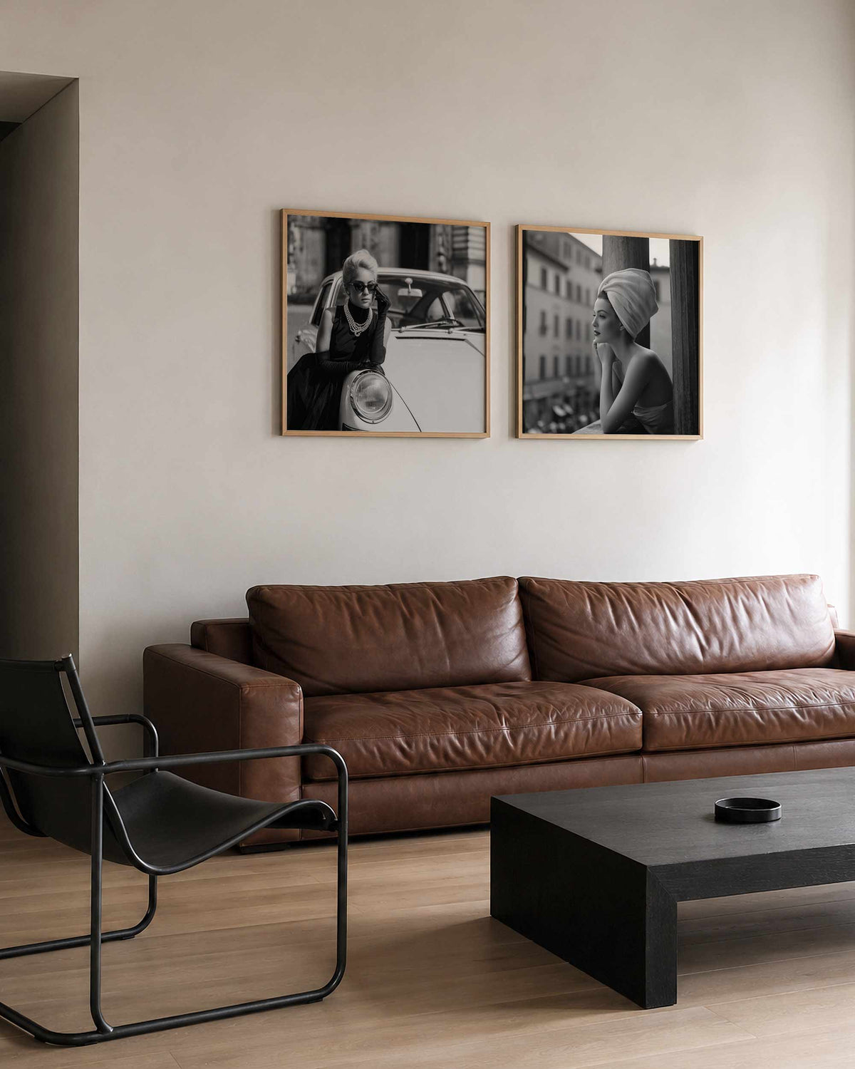 Interieurpresentatie van een tweedelige vierkante posterset met modeportretten