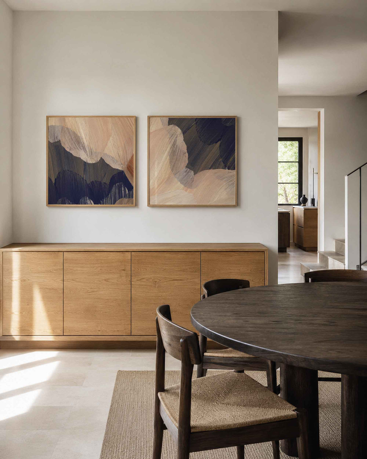 Interieurpresentatie van een tweedelige vierkante posterset met aardetinten abstracte