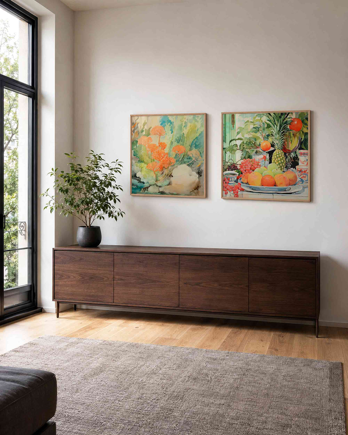 Interieurpresentatie van een tweedelige vierkante posterset met bloemen en fruit