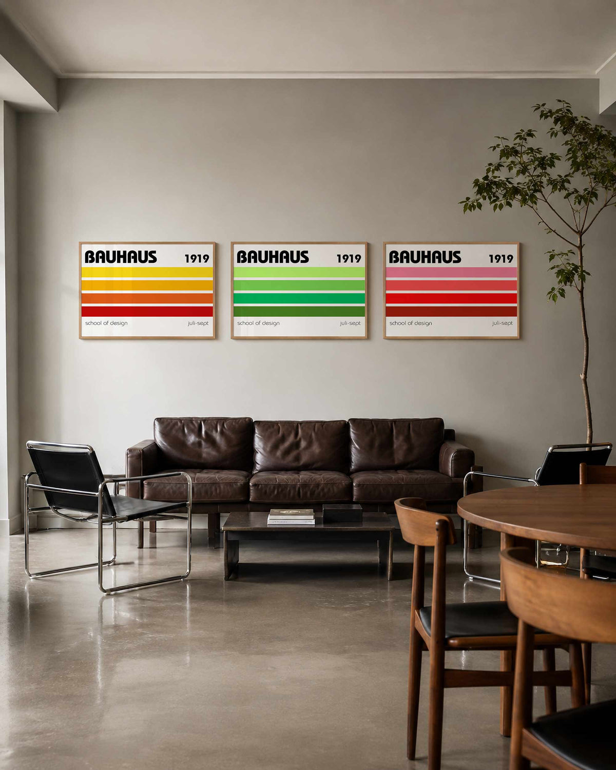 Interieurmockup van drieluik landscape-posterset met kleurbanen en jaartal