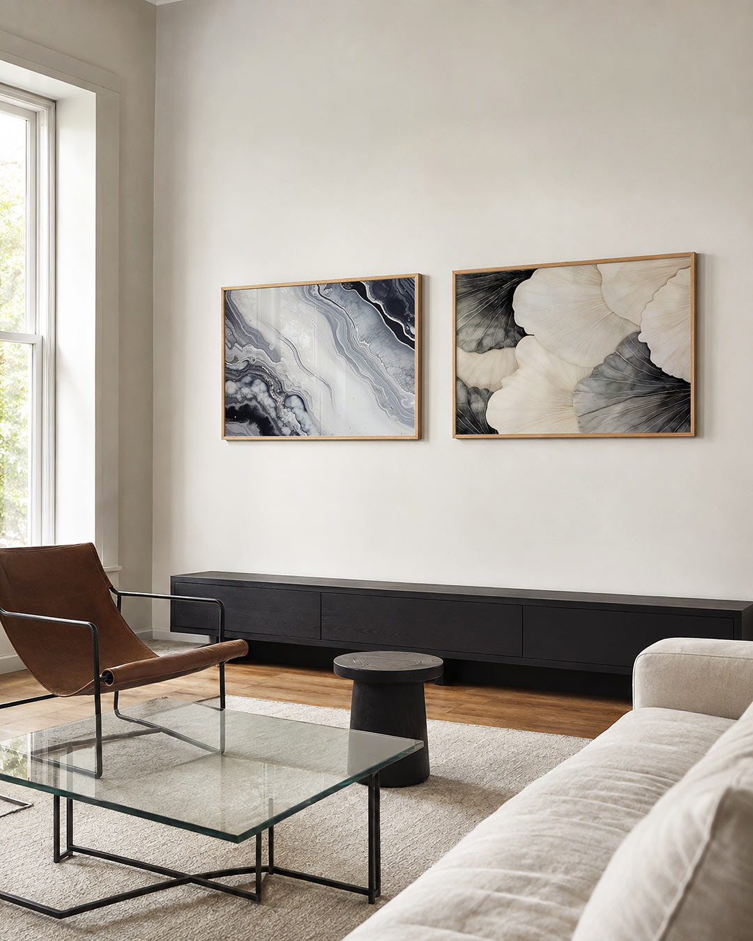Tweedelige posterset met een vloeiende beweging van grijze en witte lijnen, getoond in een interieur