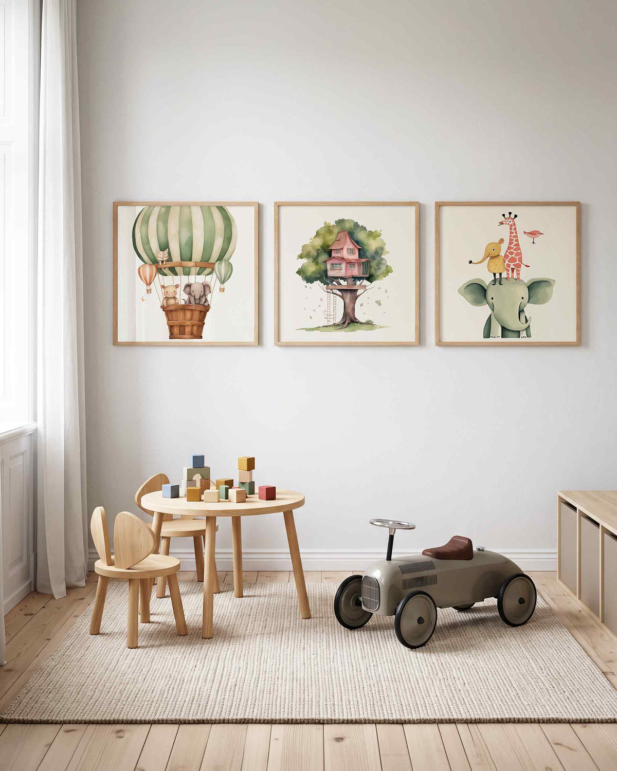 Interieurpresentatie van een driedelige vierkante posterset met dieren en avontuur