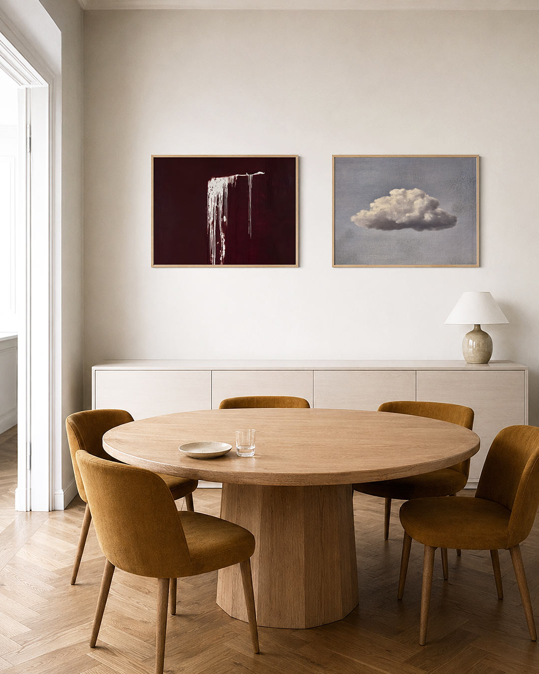 Tweedelige posterset met een donkerrode achtergrond met witte verfstrepen, getoond in een interieur