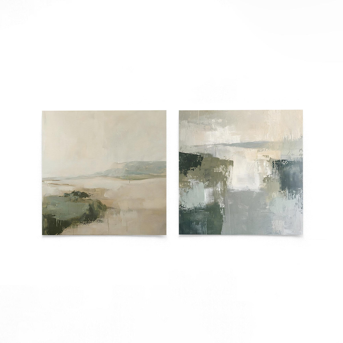 Twee vierkante posters met landschapstructuren op een gebroken witte achtergrond