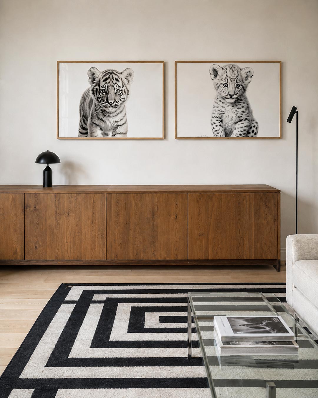 Twee liggende posters met een schattige tijgerwelp met gedetailleerde strepen, aan de muur in een interieur
