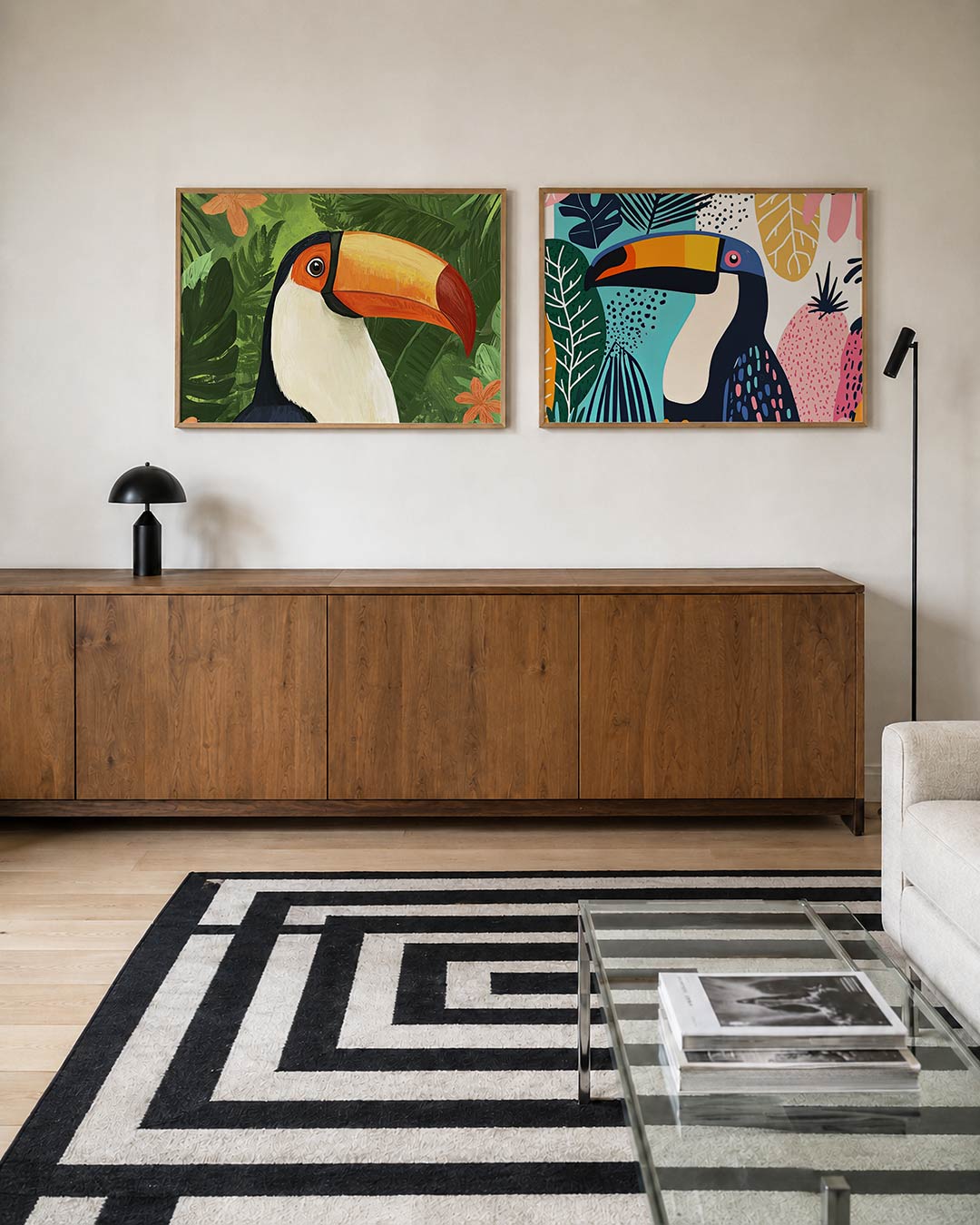 Tweedelige posterset met een toekan centraal, getoond in een interieur