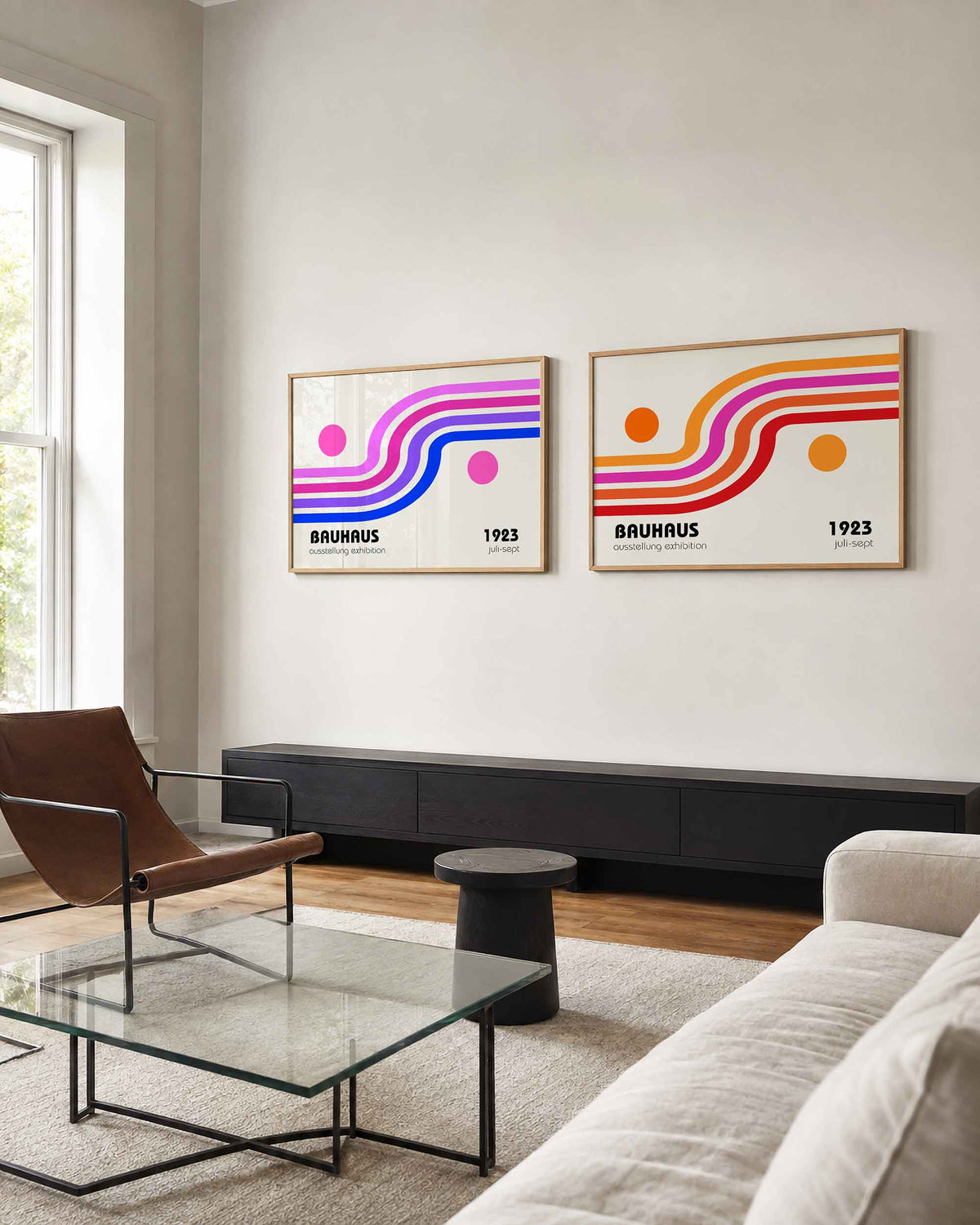 Interieurmockup van tweedelige landscape-posterset met golvende kleurenbanen en cirkels
