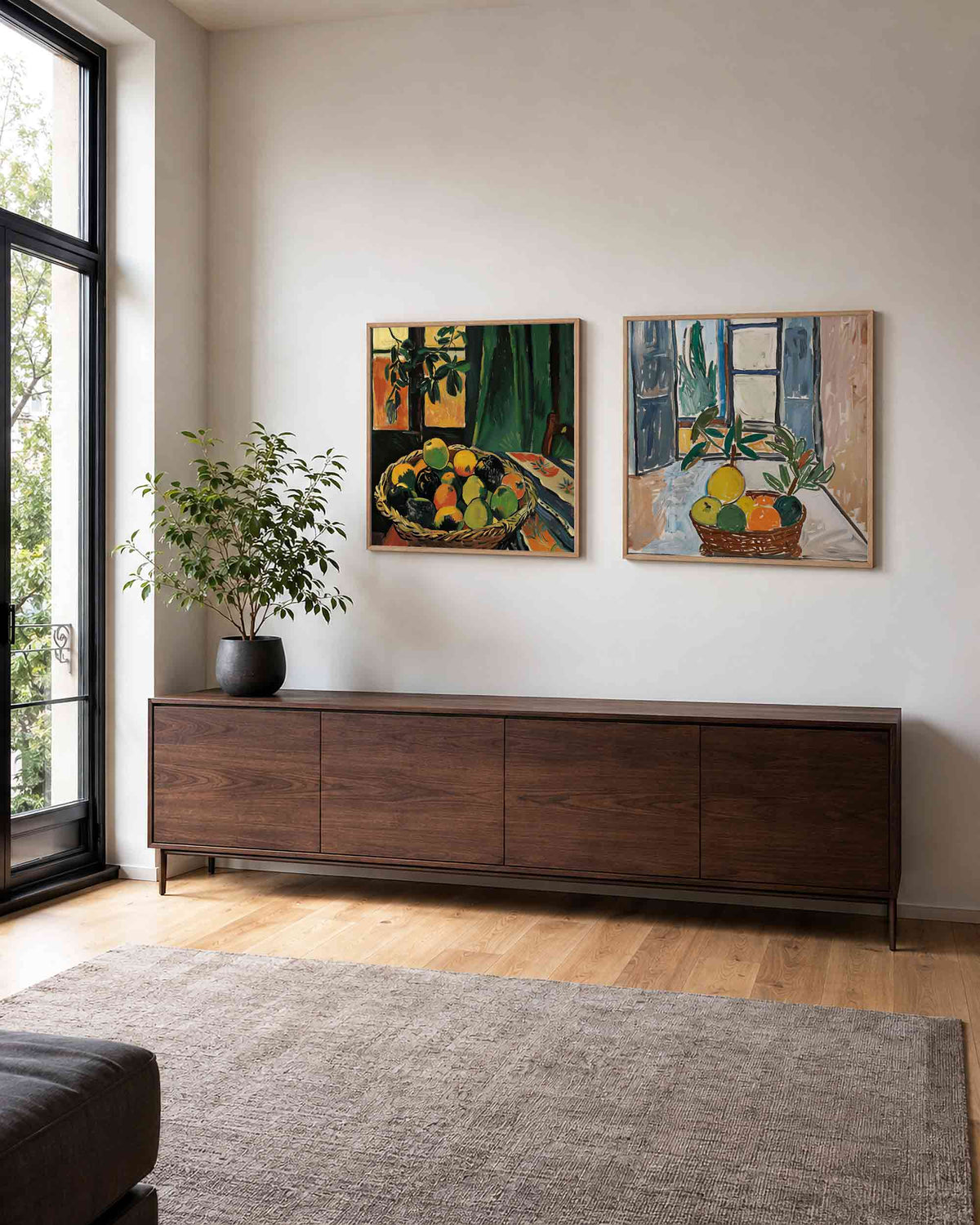 Interieurpresentatie van een tweedelige vierkante posterset met fruitmanden en planten