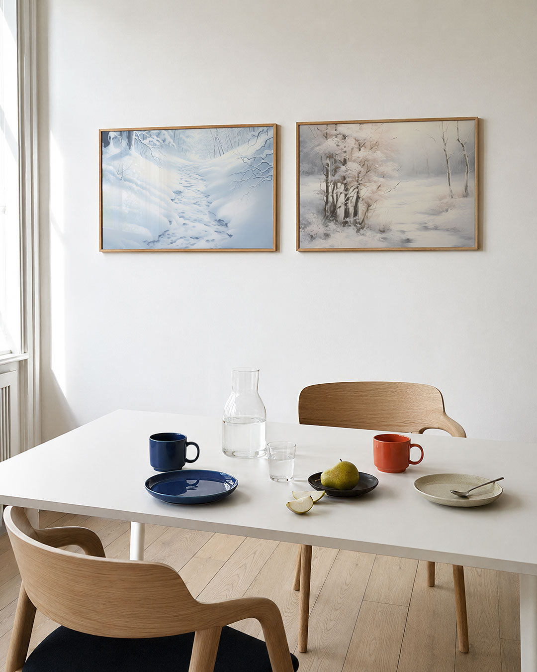 Interieurpresentatie van twee posters met een serene winterse scène met zachte sneeuwvlakken en kronkelende takken