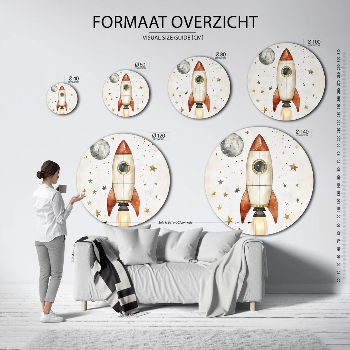 Raket en sterren Muurcirkel – extra productweergave – Een raket in beige en rood met een maan en sterren op de achtergrond.
