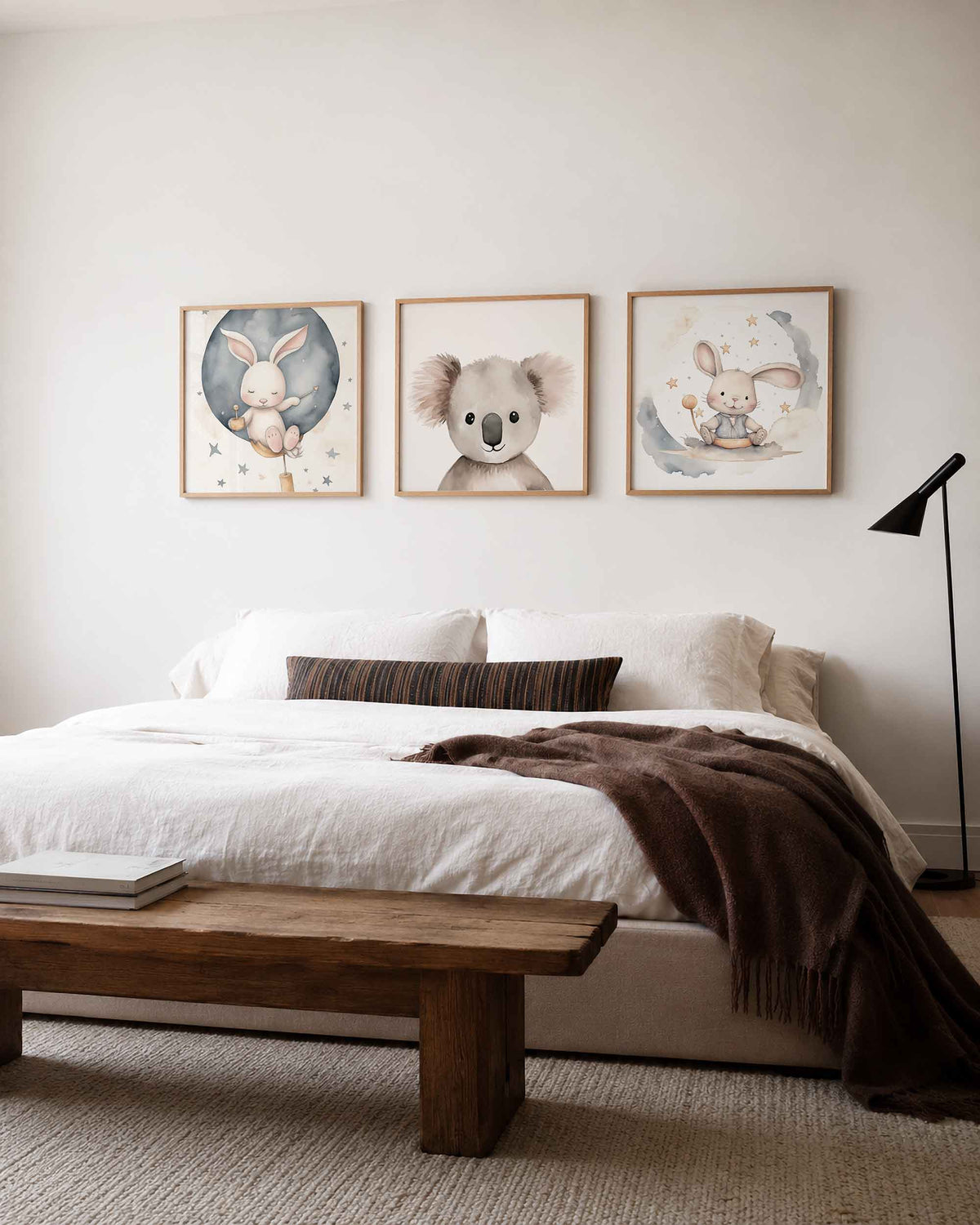 Interieurpresentatie van een driedelige vierkante posterset met dieren in de nacht