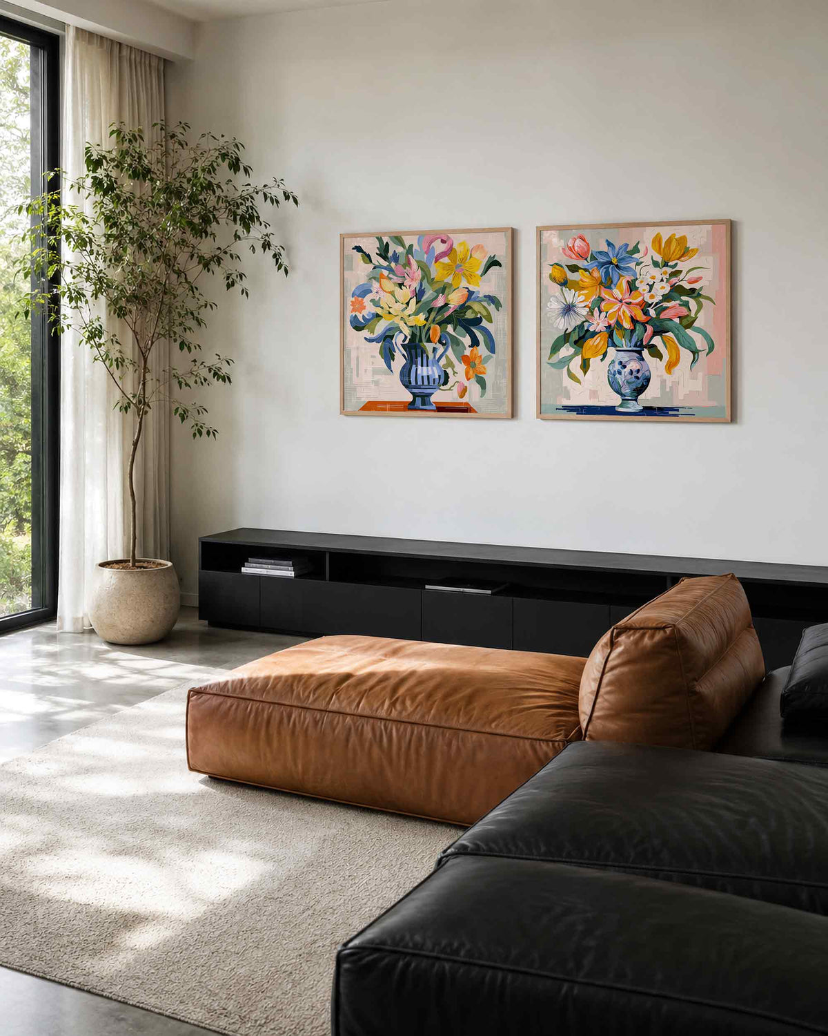 Interieurpresentatie van een tweedelige vierkante posterset met bloemen in vazen