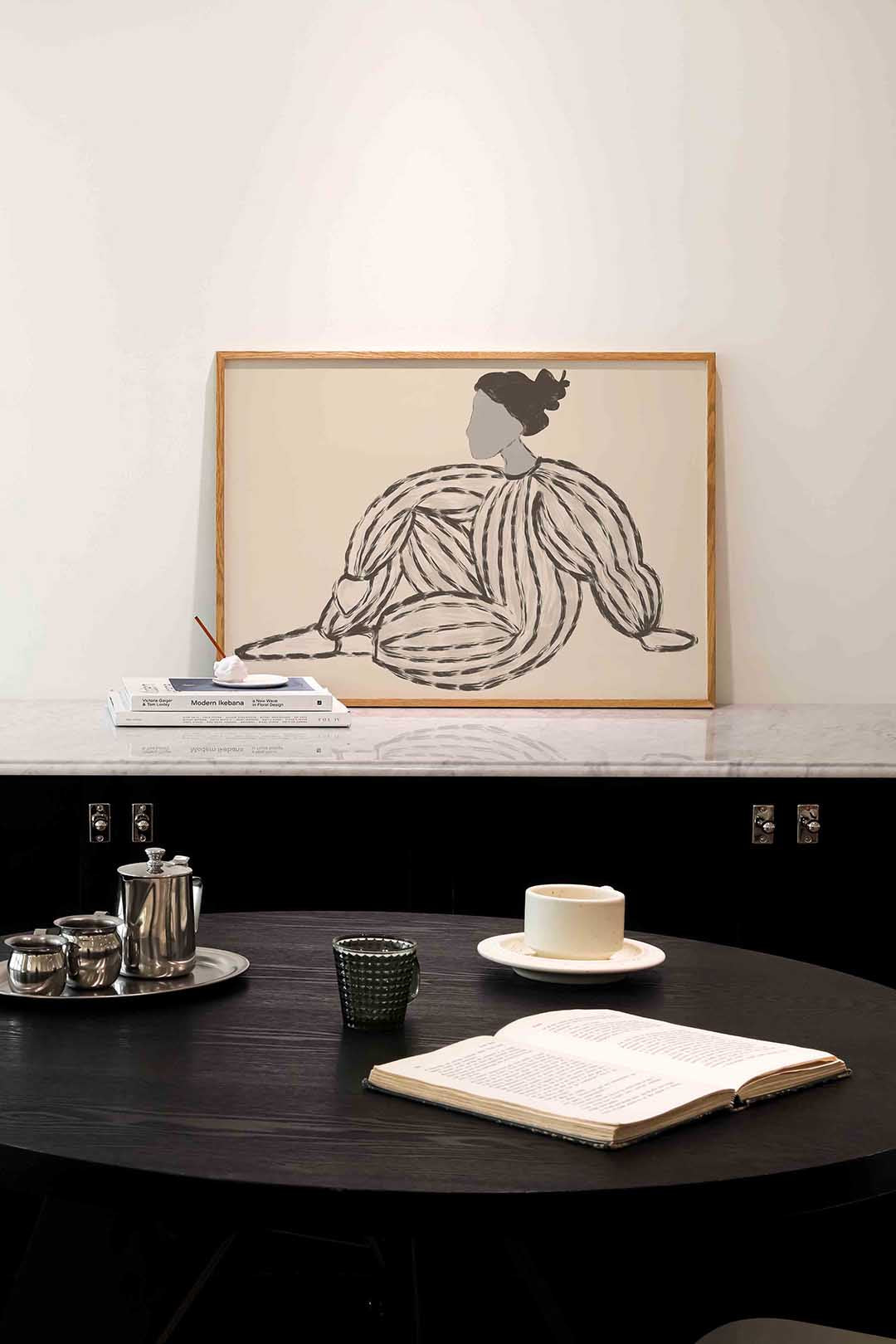 Zittende figuur met gestreepte kleding Poster