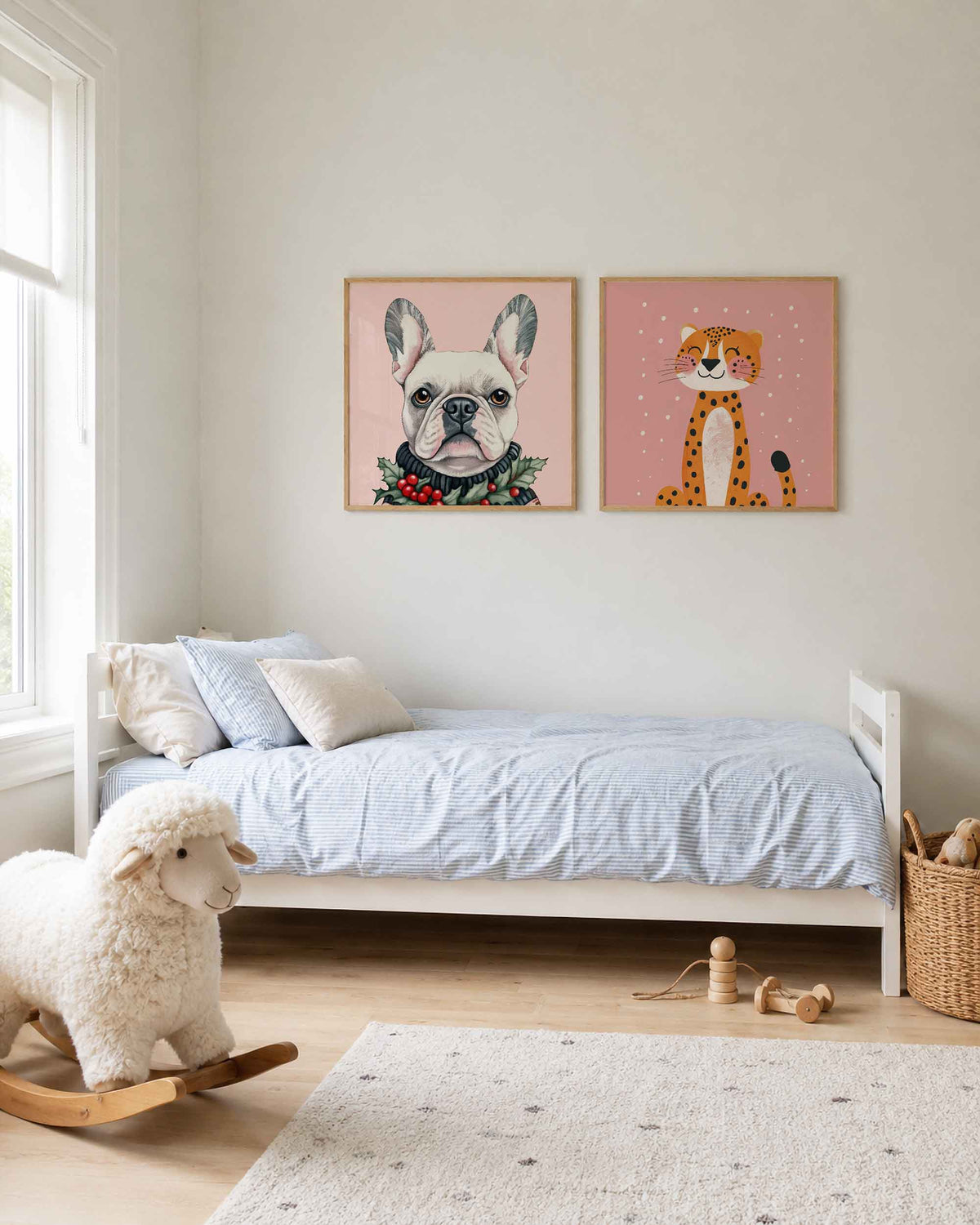 Interieurpresentatie van een tweedelige vierkante posterset met hond en luipaard