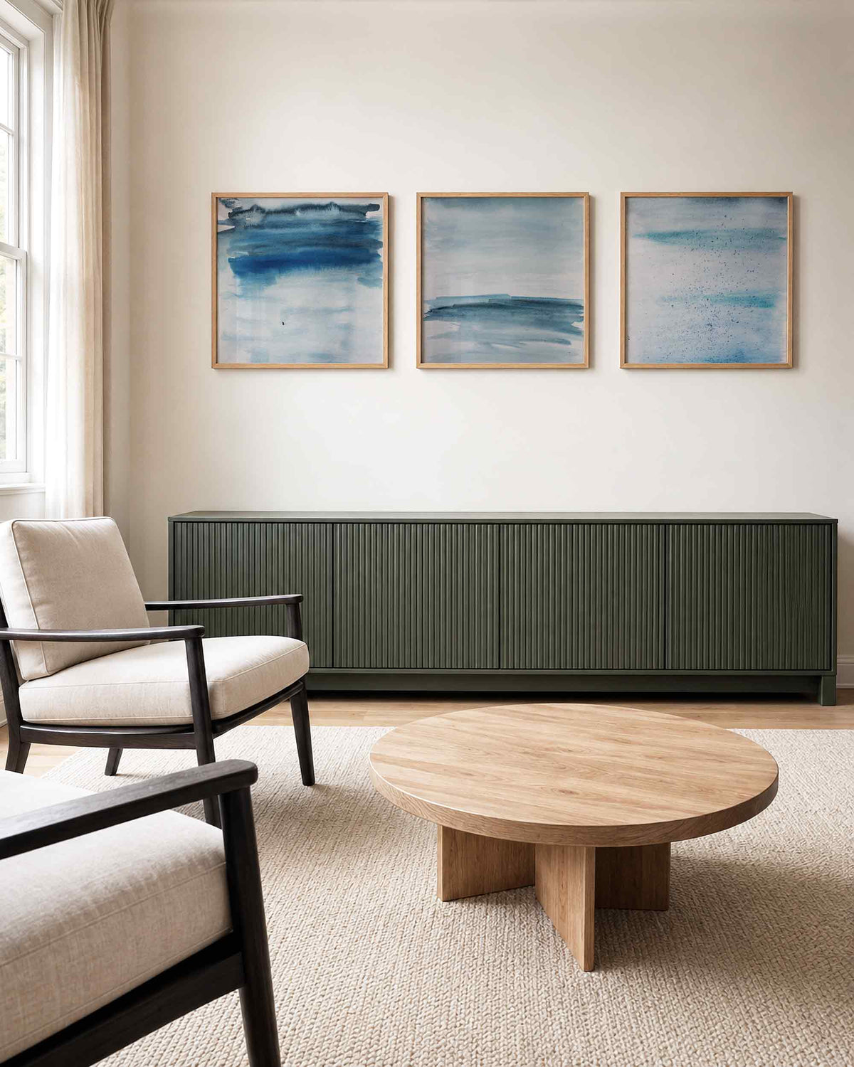 Interieurpresentatie van een driedelige vierkante posterset met blauwe abstracte