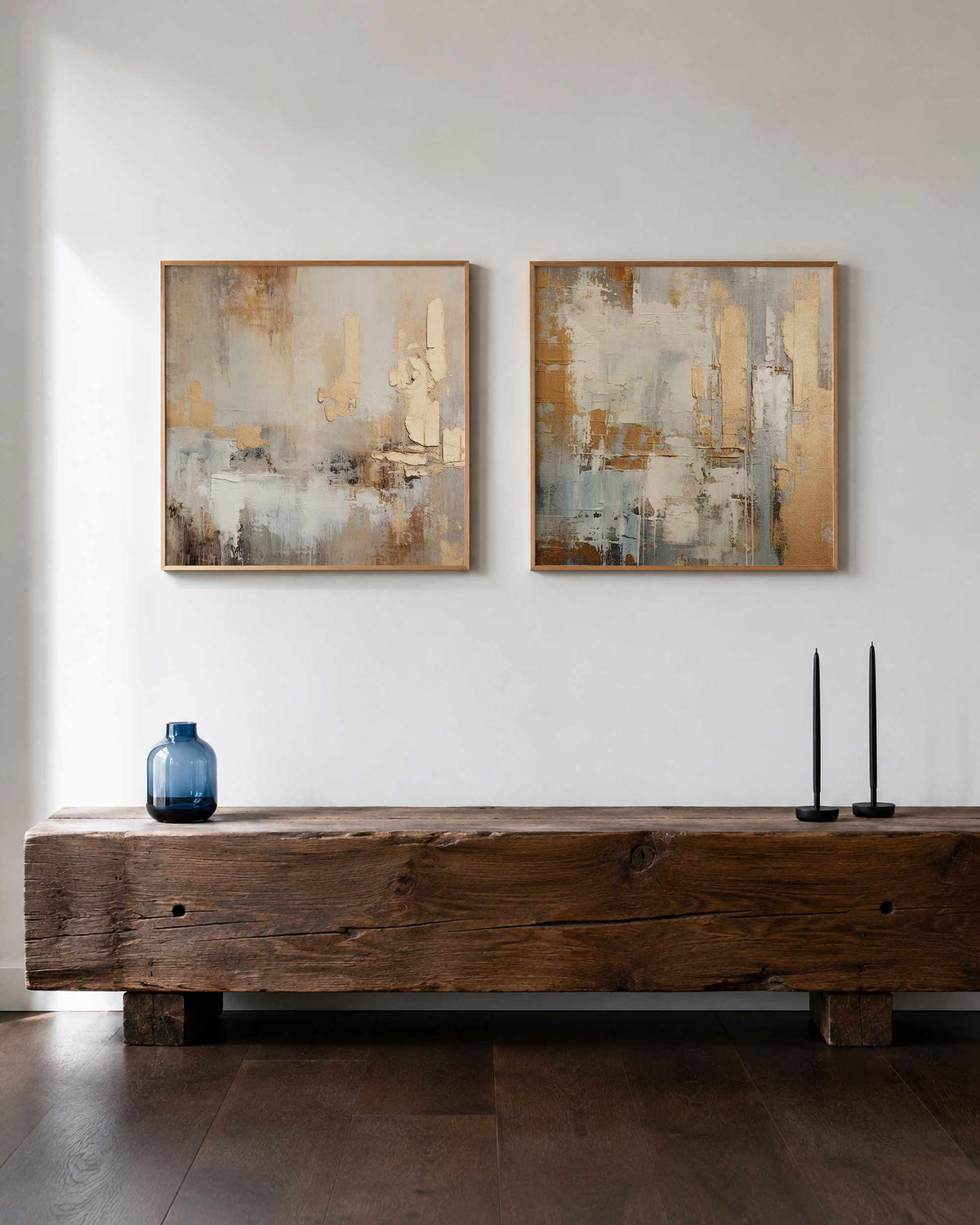 Interieurpresentatie van een tweedelige vierkante posterset met goudkleurige vlakken