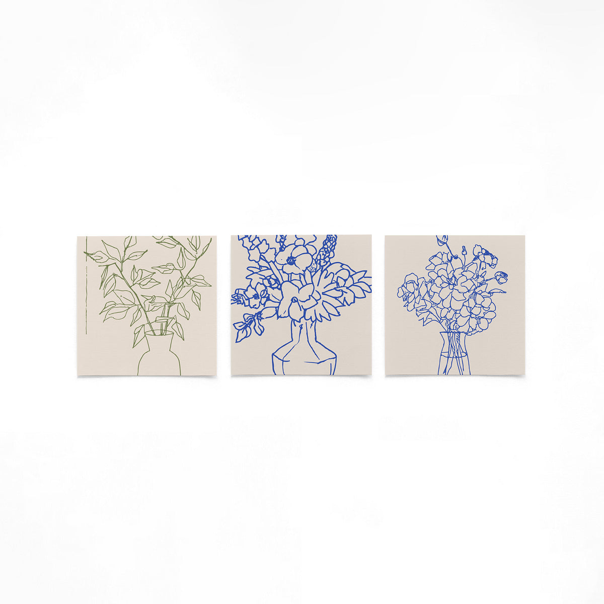 Drie vierkante posters met bloemen en planten op een gebroken witte achtergrond