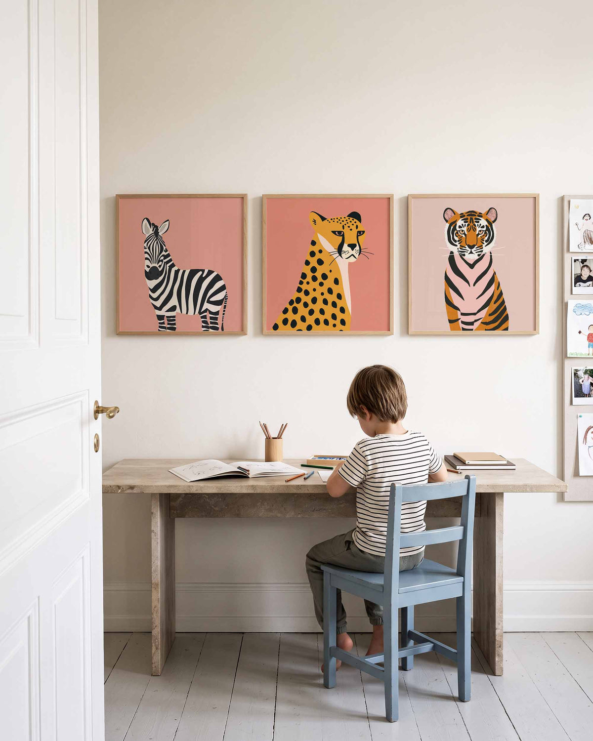 Interieurpresentatie van een driedelige vierkante posterset met zebra jachtluipaard tijger