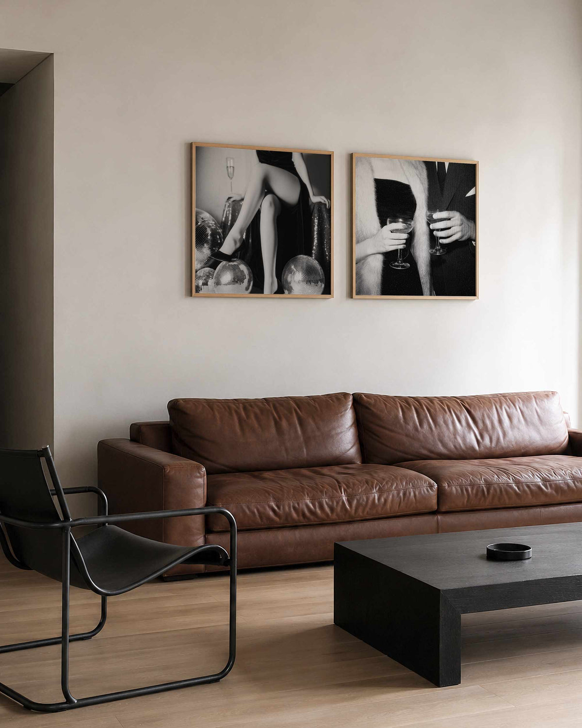Interieurpresentatie van een tweedelige vierkante posterset met feestelijke glamour
